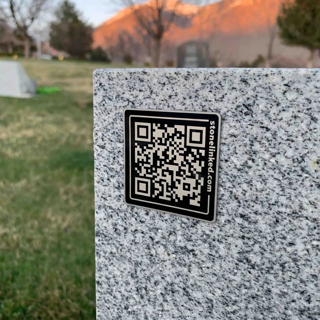 StoneLinked QR-plaat bevestigd op een grafmonument